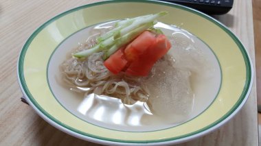 Yaz için soğuk karabuğday erişte