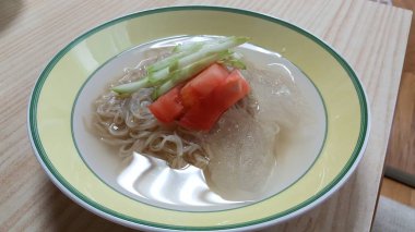 Yaz için soğuk karabuğday erişte