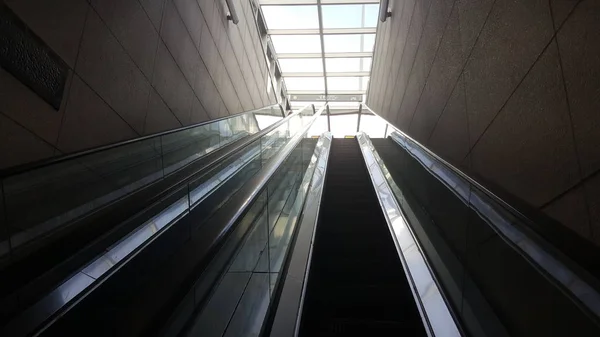 Rolltreppe Mit Hellem Licht Nach Oben — Stockfoto