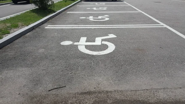 Ein Behindertenparkplatz — Stockfoto