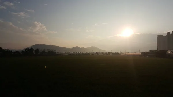 Sol Que Nasce Acima Campo Largo — Fotografia de Stock