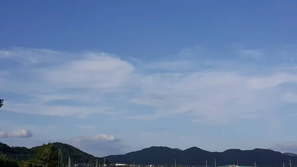 Céu Fino Com Nuvens Sobre Ele — Fotografia de Stock