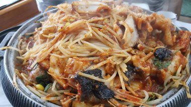 kırmızı ve baharatlı deniz ürünleri vapuru