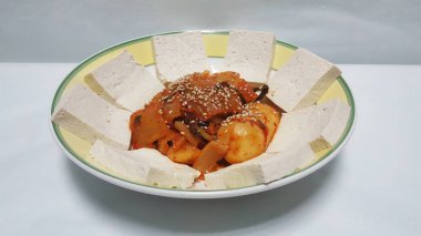 Lezzetli ve baharatlı tofu kimchi çanak