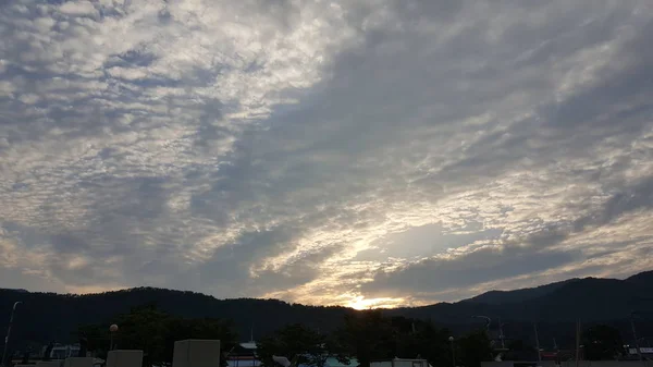 Blick Auf Den Wolkenverhangenen Sonnenuntergang — Stockfoto