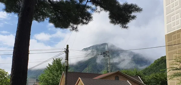 Ένα Λεπτό Σύννεφο Που Επιπλέει Στον Γαλάζιο Ουρανό — Φωτογραφία Αρχείου