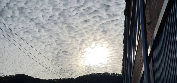 Grzywny Chmura Pływających Błękitne Niebo — Zdjęcie stockowe