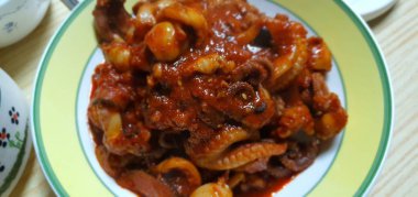 baharatlı ve lezzetli tavada jjuk-mi