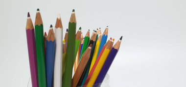 Çeşitli renklerde renkli kalem koleksiyonu.