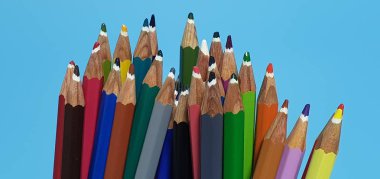 Çeşitli renklerde renkli kalem koleksiyonu.