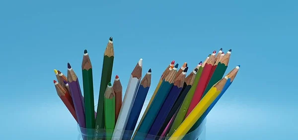 様々な色の色鉛筆のコレクションです — ストック写真