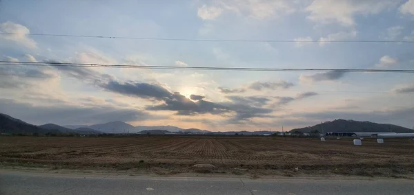 Sol Fino Que Brilha Através Das Nuvens — Fotografia de Stock