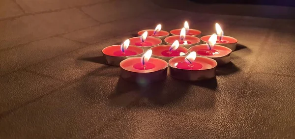 Una Luz Brillante Una Vela Que Ilumina Oscuridad —  Fotos de Stock