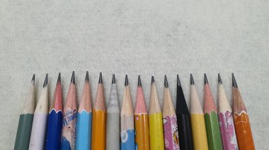 İyi bir el yazısı için açılmış kalemler.