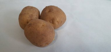 Yerden nefis patatesler.