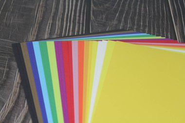 Çeşitli renklerde kağıtların bir koleksiyonu.