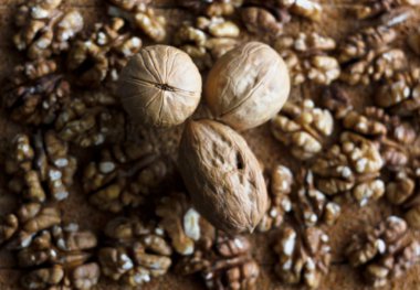 açık fındık arka planda kapalı ceviz