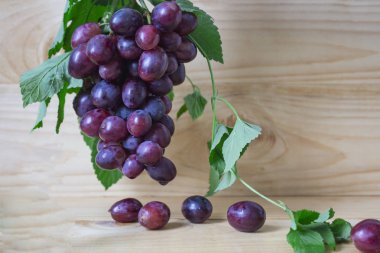 Taze üzüm yemek portre. Sağlıklı gıda. Vejetaryen yiyecekler. Besleyici gıda. Ahşap arka plan üzerinde üzüm. ülke stil. metin için yer. kopya alanı