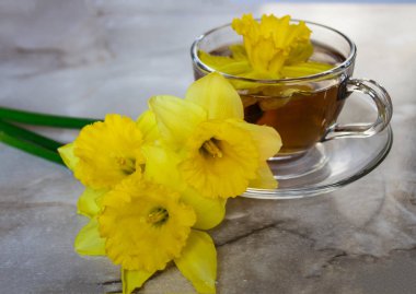 Çay. yeşil çay. Bitkisel çay. Nane yaprağı. Elma lezzet çay. Apple ile bir cam fincan çay büyüdü ve kireç dilimlenmiş kuru çay yaprakları. bir restoran veya çayevinde çay room.tea linden ile kayrak bir plaka üzerinde otlar çay ve nane yaprakları