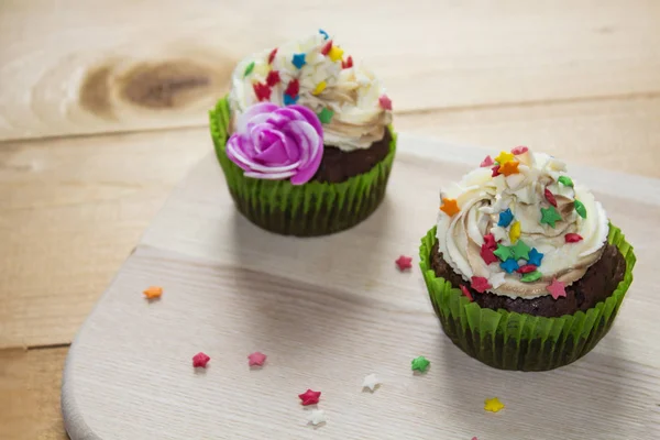 Muffins Una Tabla Cortar Madera Decoración Crema Lugar Para Texto — Foto de Stock