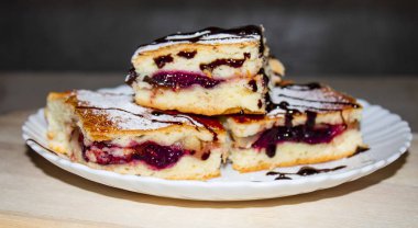 Ev yapımı elmalı turta rustik arka plan üzerinde üst görünüm. Klasik sonbahar Şükran günü tatlı - organik elma pasta