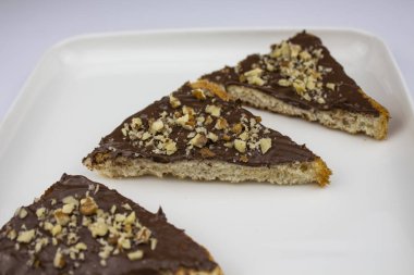 Dilimlenmiş peynir, orta boy sert peynir, ev yapımı veya İsviçre peyniri ve sert peynir. Metin için Boşluğu İzole Et.