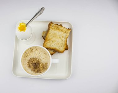 Dilimlenmiş peynir, orta boy sert peynir, ev yapımı veya İsviçre peyniri ve sert peynir. Metin için Boşluğu İzole Et.