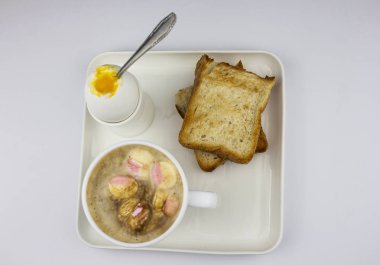 Dilimlenmiş peynir, orta boy sert peynir, ev yapımı veya İsviçre peyniri ve sert peynir. Metin için Boşluğu İzole Et.