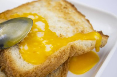 Dilimlenmiş peynir, orta boy sert peynir, ev yapımı veya İsviçre peyniri ve sert peynir. Metin için Boşluğu İzole Et.