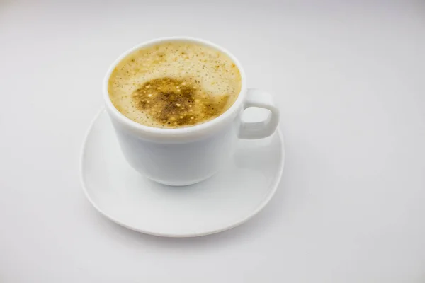 Cappuchino Café Latte Uma Xícara Branca Com Espuma Fundo Branco — Fotografia de Stock