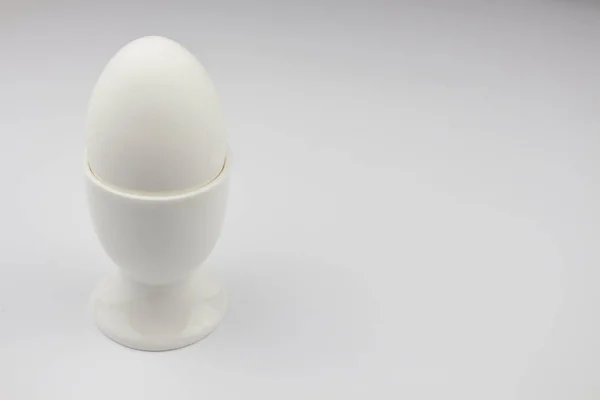 白い背景の上のゆで卵を分離します スタンドの卵 テキスト用のスペース ストック画像