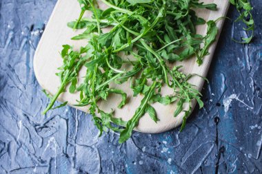 Bahçede turuncu sarı çiçek. Güneşli yaz veya ilkbahar gününde çiçek. Kartpostal güzellik dekorasyon ve tarım konsept tasarımı için Çiçek. Tropik bahçede güzel bir çiçek. Renkli çiçek. çiçek deseni. çiçek arka plan. Copyspace