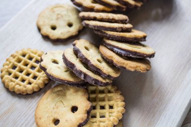 Çikolata kurabiye ahşap masa üzerinde. Çikolatalı kurabiye vurdu. Çikolata kurabiye, çikolatalı damla kurabiye, yulaf ezmesi kurabiye yığınları. Süt ile çeşitli cookies.cookies. rustik gıda