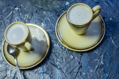 Sıcak kahve fincanı. ahşap masa arka plan üzerinde koyu kahve. taze kahve. Sütlü kahve. sabah kahve. cappuccino kahve. Mocha kahve. sıcak taze kahve. espresso kahve. solucan kahve. kahve tablo. sade kahve. Vintage kahve. Kahve sanat. kahve c