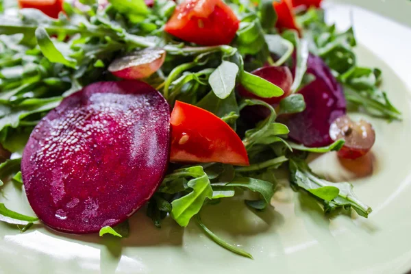 Salat Gemüsesalat Frühlingsgemüsesalat Frischer Gemüsesalat Mit Tomaten Zwiebelgurkensalat Gemüsesalat Frühlingsgemüsesalat — Stockfoto