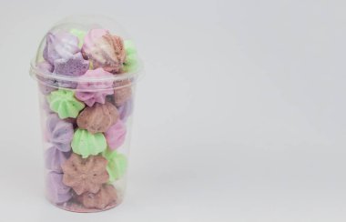 Meringues. çok renkli, küçük beze tatlılar. Ev yapımı beze.