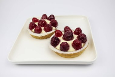 Beyaz bir arka planda beyaz tabakta üstten görünüm, Kek Ahududu Doğum günü pastası kopyalama alanı