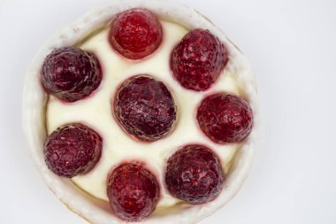 Beyaz arka plan, üstten görünüm, kopya alanı ahududu Doğum günü pastası