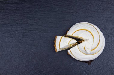 Karanlık bir arka plan kopya alanı üzerinde çok renkli Doğum günü pastası