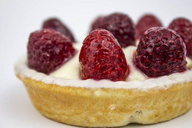 Beyaz bir arka plan kopya alanı üzerinde ahududu Doğum günü pastası