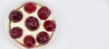 Beyaz arka plan, üstten görünüm, kopya alanı ahududu Doğum günü pastası