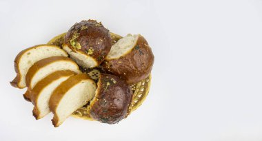 Beyaz arka plan üzerinde izole çeşitli pişirme gıdalar. çörekler. yukarıdan görüntülemek