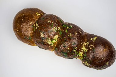 Taze pişmiş sarımsak ve ot ekmek baget Close-up. yakın çekim. yukarıdan görüntüleyin. izole