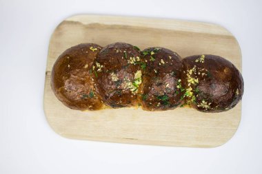 Taze pişmiş sarımsak ve ot ekmek baget Close-up. yakın çekim. yukarıdan görüntüleyin. izole