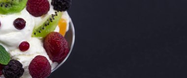 Dondurma Çilek ve nane ile closeup. 