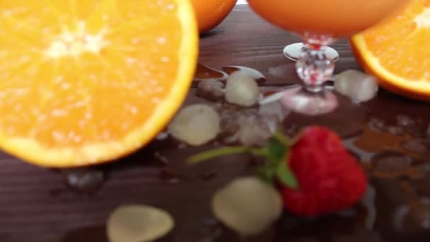 木桌上的橘子 冰和橘子 — 图库视频影像