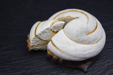 tartlets krem, spiral desenli. Tatlı. yakın çekim. Tartı siyah bir taş zemin üzerine bir parça kesti. metin için yer. Yukarıdan görüntülemek.