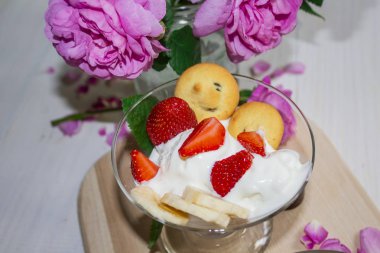 Beyaz bir bardak çilek dondurma. arka plan gül