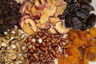 Ahşap arka plan üzerinde çeşitli Kuruyemiş. Yukarıdan görüntüleyin. kopya