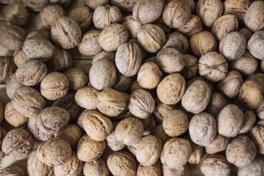 Ahşap arka plan üzerinde fındık. Organik gıda rustik afiş şablon